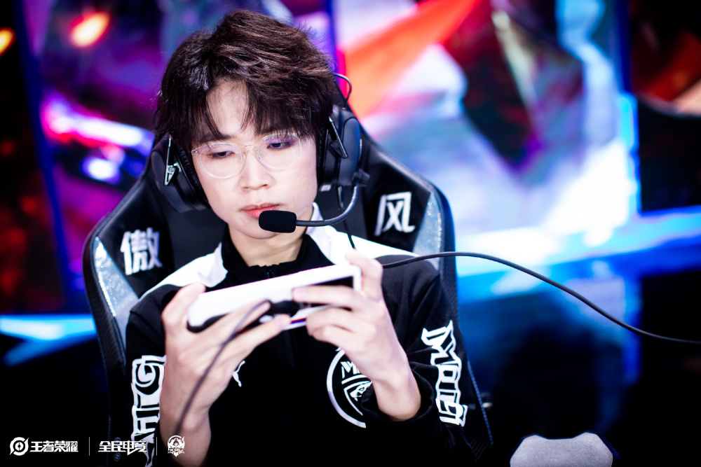 他渴望与在 他渴望与在